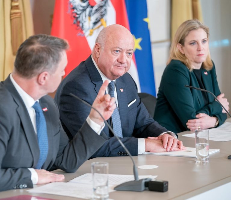 Regierungsklausur zur Senkung der Lebensmittel-Mehrwertsteuer: Stocker, Babler und Meinl-Reisinger. Foto: Graf / APA