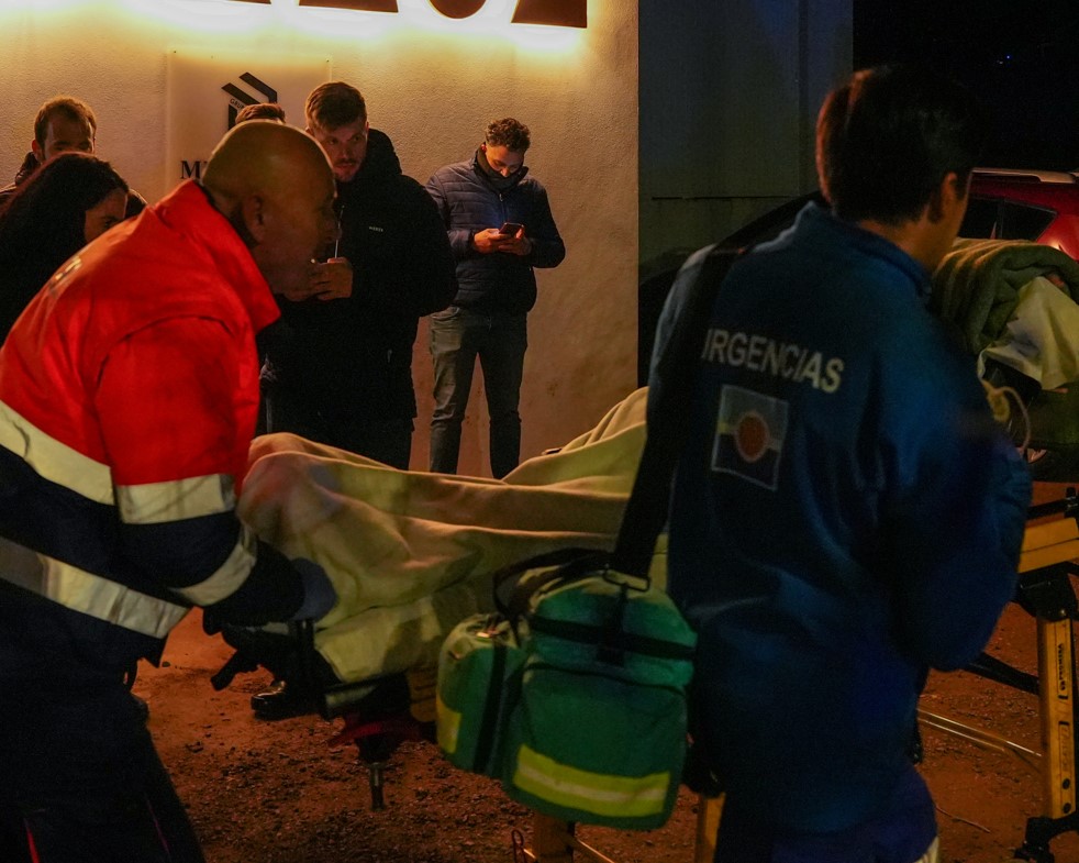 Retter beim Zugunglück in Spanien Foto: Francisco J. Olmo/Europa Press via Getty Images