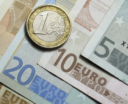 Hotovosť sa ocitla pod drobnohľadom. Od istej sumy ňou zaplatíte už len cez banku