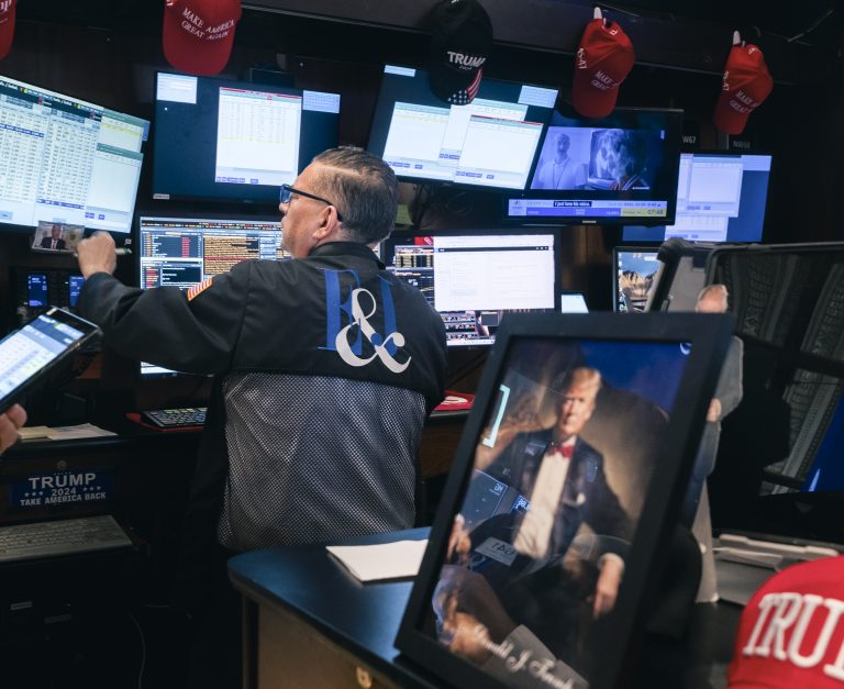 Händler arbeiten auf dem Parkett der New Yorker Börse. Foto: Spencer Platt/Getty Images