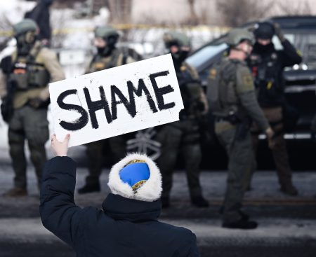Na ženu protestujúcu proti „imigračnej polícii“ by strieľali aj na Slovensku