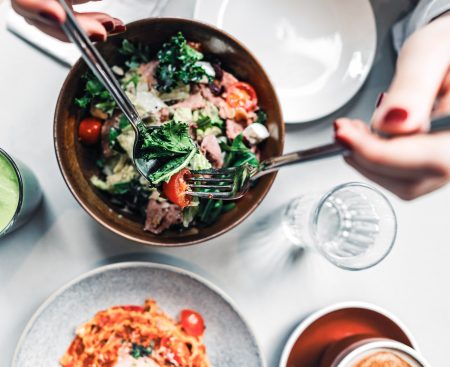 Jasným lídrom inflácie boli vlani na Slovensku služby, najmä vyššie ceny stravovania