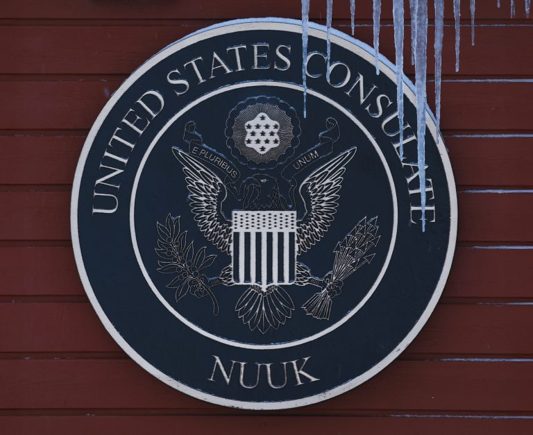 Ľadové cencúle visia na konzuláte Spojených štátov amerických 19. januára 2026 v Nuuku na Grónsku. Foto: Sean Gallup / Getty Images 