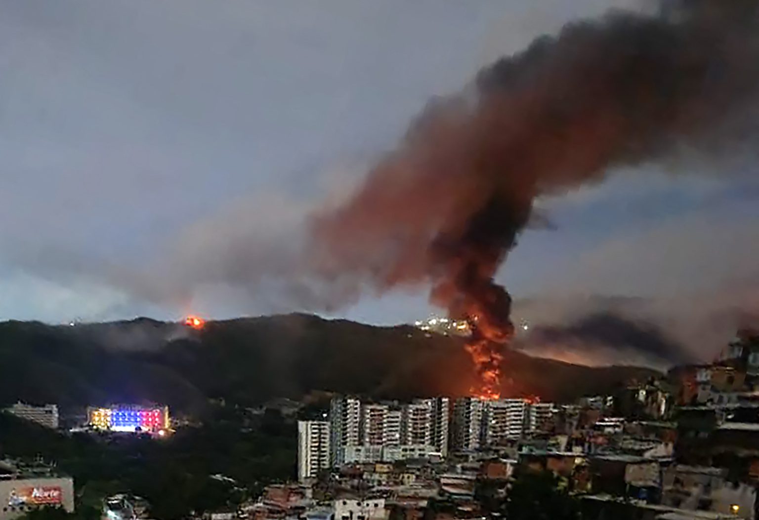 Stúpajúci dym po útoku USA na Venezuelu. Foto: STR/AFP/AFP/Profimedia