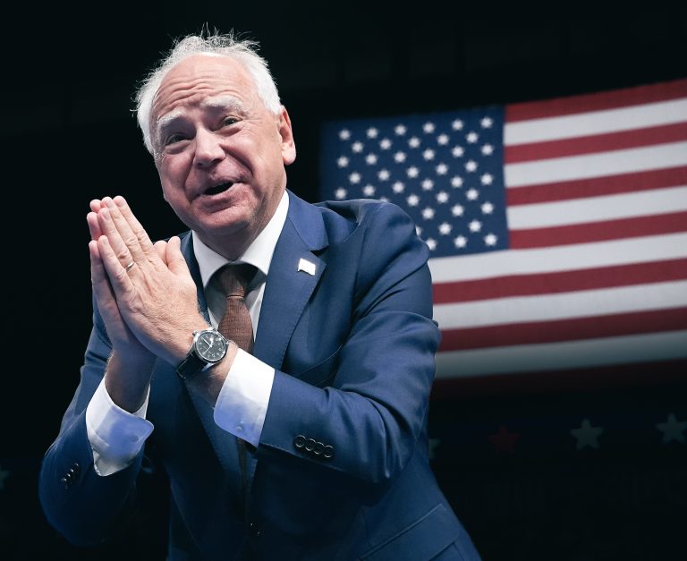 Der Gouverneur von Minnesota, Tim Walz, ist durch den Milliardenbetrug in seinem Bundesstaat und unter seiner Verantwortung in politische Bedrängnis geraten. Er hat angekündigt nicht wieder zu kandidieren; Foto: Andrew Harnik/Getty Images