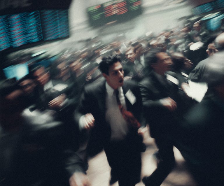 Unruhe an der Börse: Anleger reagieren nervös auf Trumps Politik. Foto: Tomáš Baršváry/Midjourney/KI