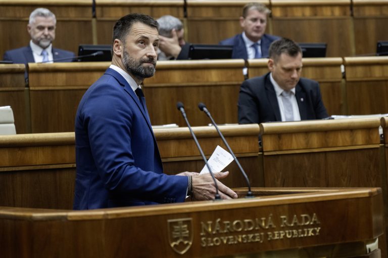 Zľava Marián Viskupič, v pozadí Tomáš Taraba. Foto: Martin Baumann/TASR