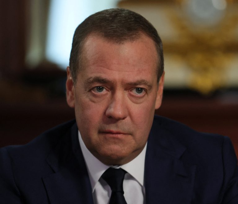 Medvedev vysmial Trumpa za útok na Irán