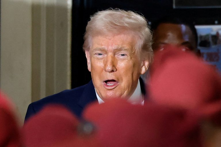 Trump nariadil zverejniť spisy o UFO, útočí na Obamu