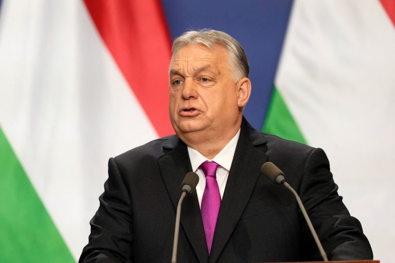 Politico: Orbán blokuje sankcie EÚ, aby dostal miliardy na obranu