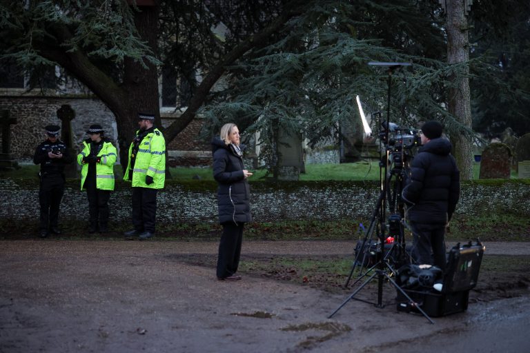 Polícia prehľadala rezidencie brata britského  kráľa Karola