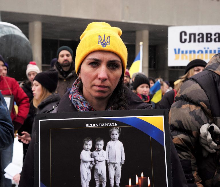 Ukrajina sa stáva krajinou vdov a sirôt, píše CNN