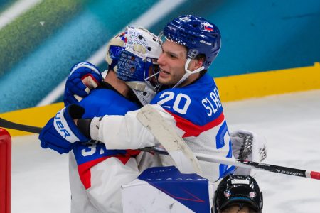 Brankár Samuel Hlavaj a Juraj Slafkovský. Foto: Jaroslav Novák/TASR