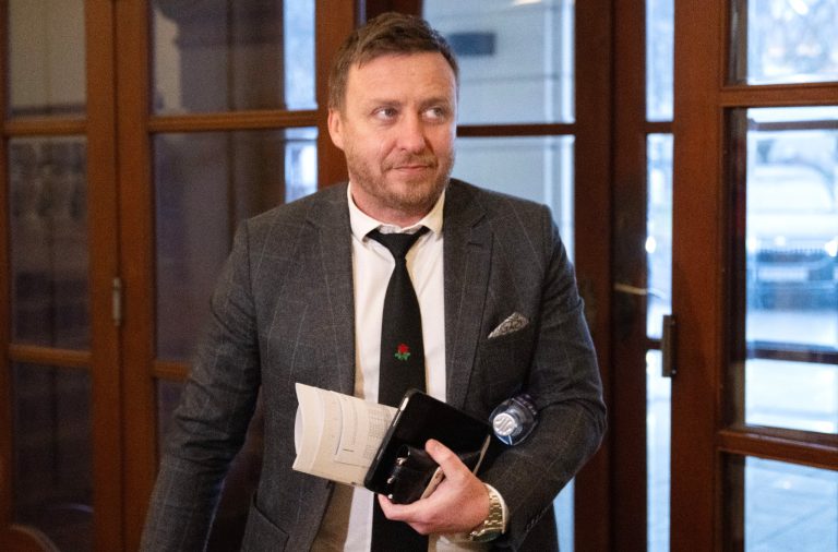 Na Kotlára podal trestné oznámenie aj český profesor imunológie