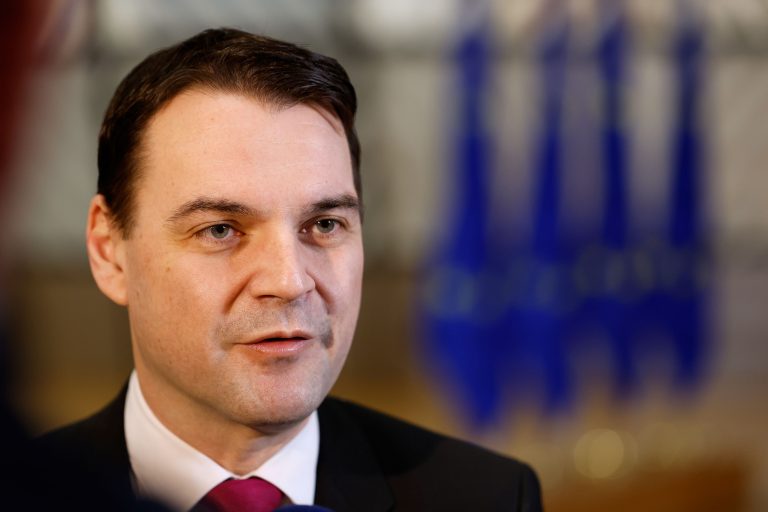 Macinka: EÚ zatiaľ dohodu s Izraelom nepozastaví