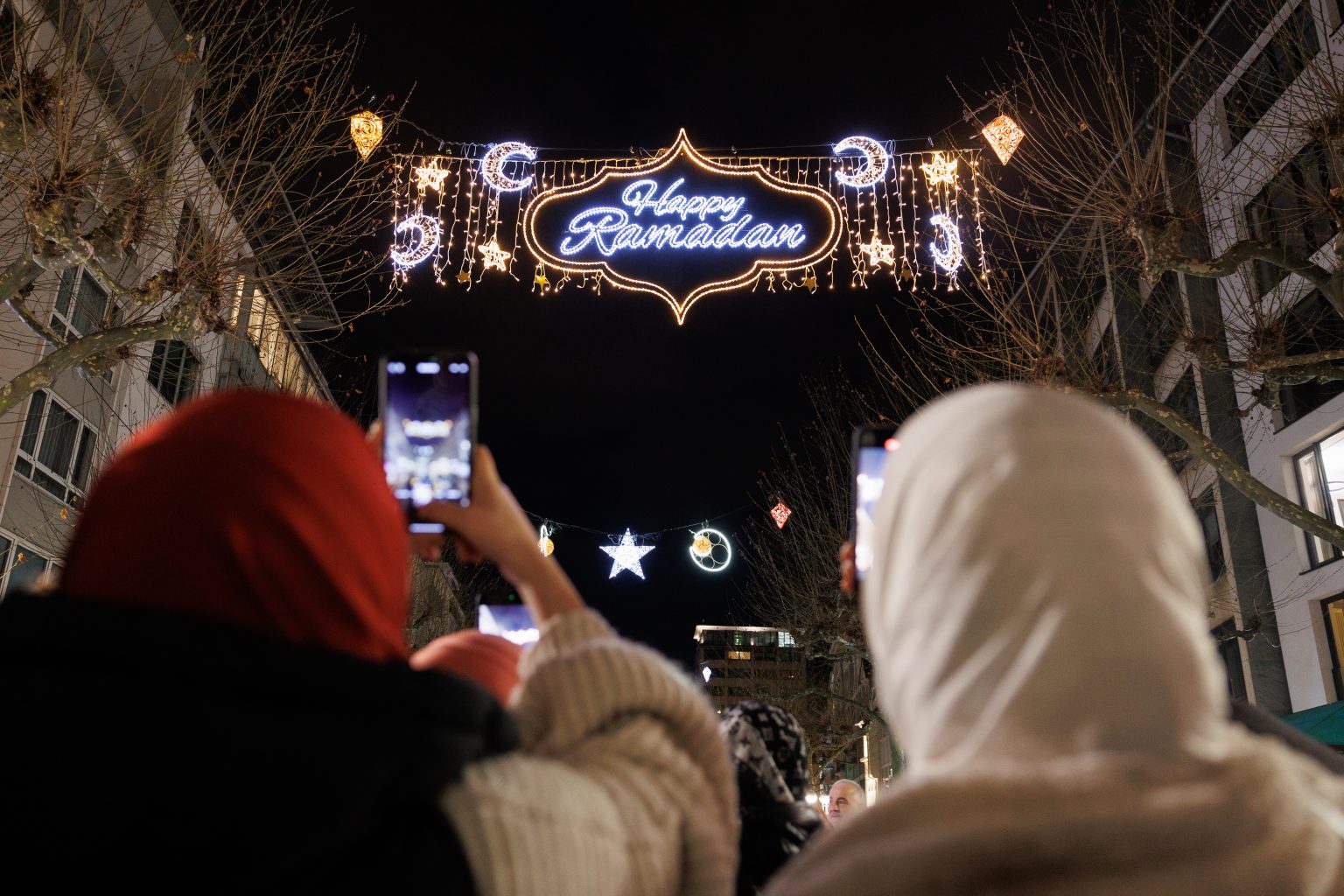 Ramadan-Beleuchtung über der Freßgass in Frankfurt. Foto: picture alliance via Getty Images