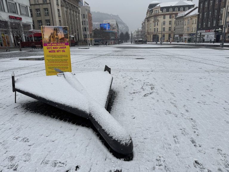 Nech ľudia vidia, čím Rusko zabíja. České mestá vystavili ruské drony