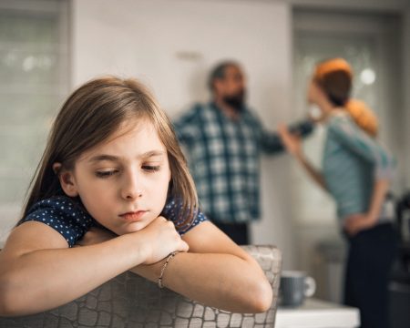 Rana rozvodu: ak jeden z rodičov vychádza zo súdnej siene ako víťaz, prehráva dieťa