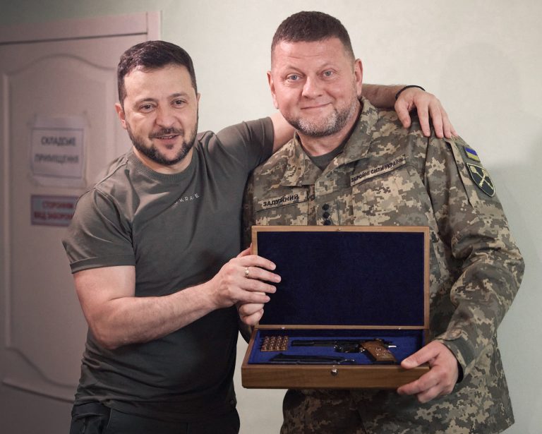 Volodymyr Zelenskyj a Valerij Zalužnyj. Foto: Tlačová služba ukrajinského prezidenta/AFP/Profimedia