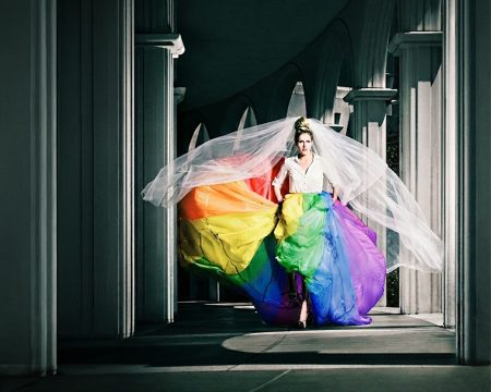 Prečo sa muži generácie Z vracajú k tradícii, kým ženy utekajú do queer sveta?