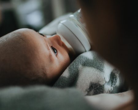 Toxín v dojčenských mliekach. Čo je cereulid a prečo sa preň sťahujú z trhu?