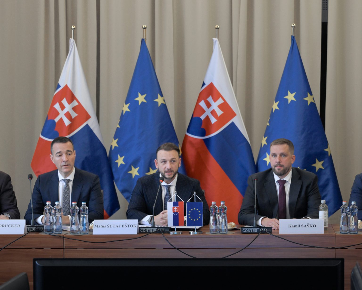 Tomáš Drucker (Hlas-SD), Matúš Šutaj Eštok (Hlas-SD), Boris Susko (Smer-SD) počas okrúhleho stola k problematike radikalizácie mladých. Foto: Maroš Herc/TASR