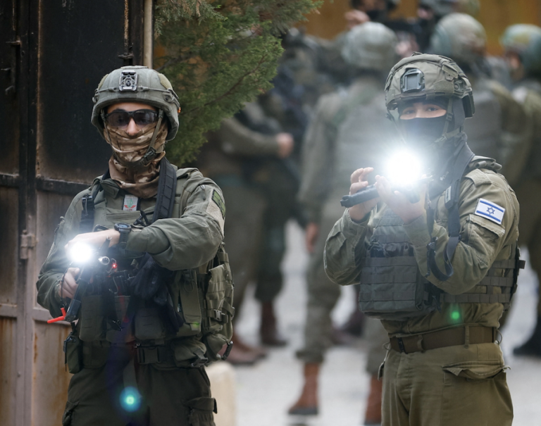 Trumpovi poradcovia: Nech Izrael udrie na Irán ako prvý