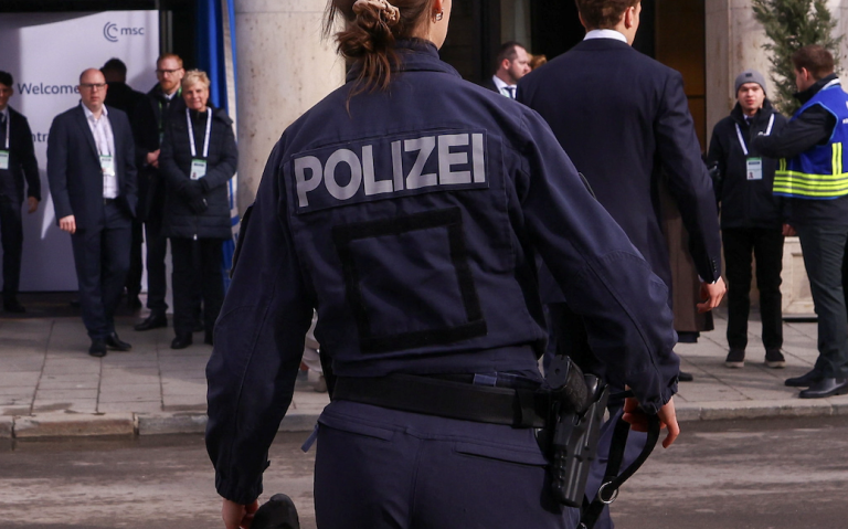 Tragická nehoda v Salzburgu, trolejbus vrazil do supermarketu