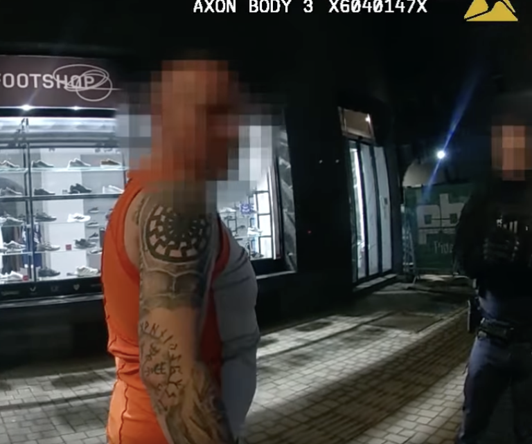 Muž s nožom v ruke kričal v Bratislave extrémistické heslá