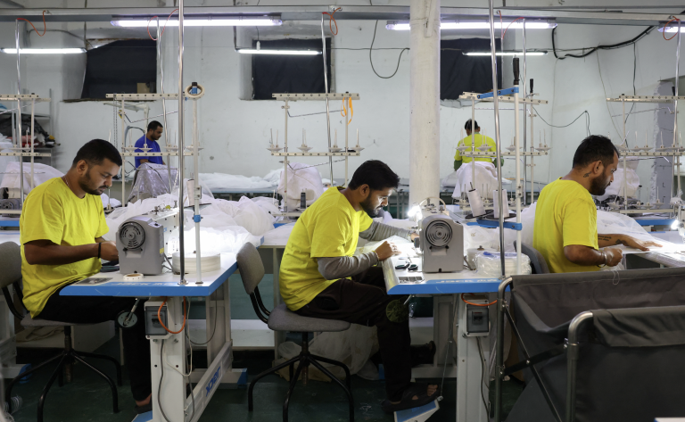 Trump navrhuje pozastaviť pracovné povolenia azylantom