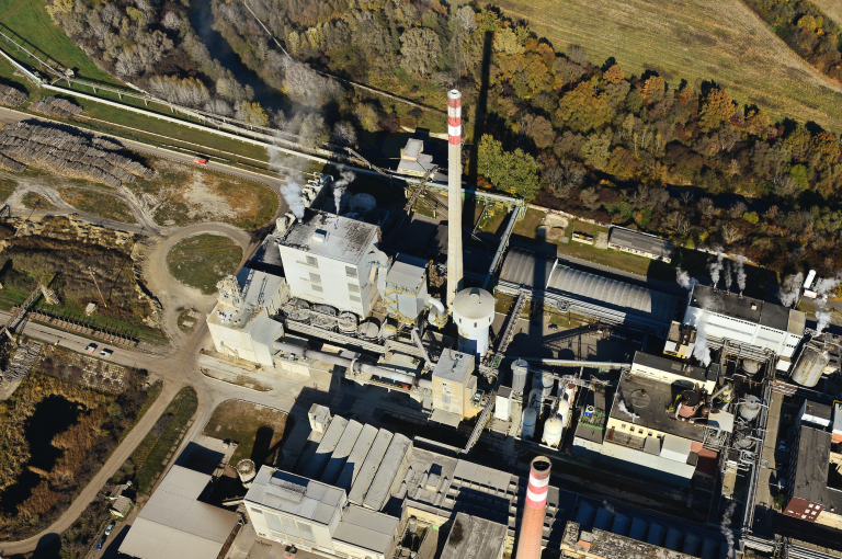 Pri Bukóze uniká zásaditá látka, hasiči spevňujú hrádzu rieky