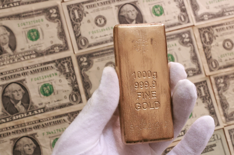 Zásah súdu do colnej politiky USA oslabil dolár a posilnil zlato