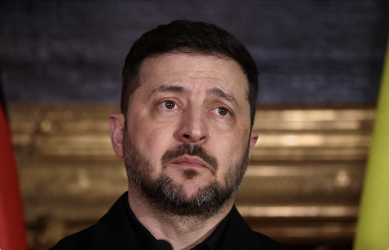 Vojna s Iránom brzdí mierové rokovania o Ukrajine, tvrdí Zelenskyj