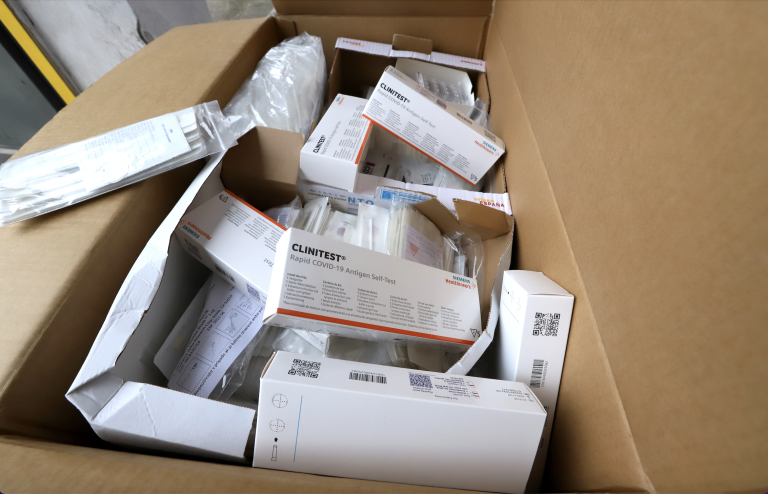 Exspirované testy na COVID-19 v sklade v Žarnovici 11. decembra 2024. Foto: Ján Krošlák/TASR
