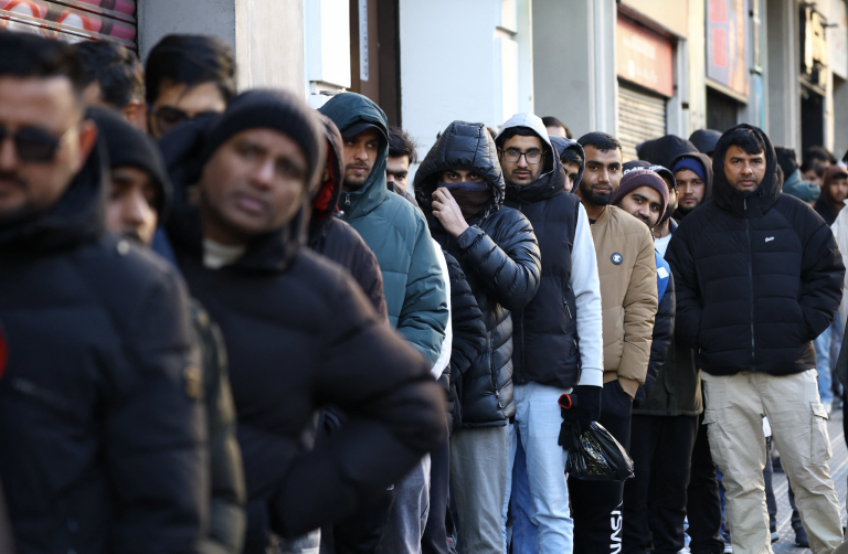 Britskí úradníci údajne okrádali migrantov, postavili sa pred súd