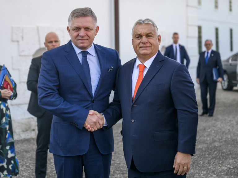 Politico: Orbán vynechá samit EÚ, zastúpiť ho má Fico