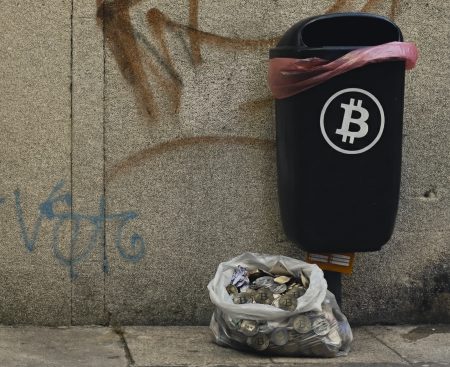 Gold panics, bitcoin falls, and artificial intelligence begins to hurt