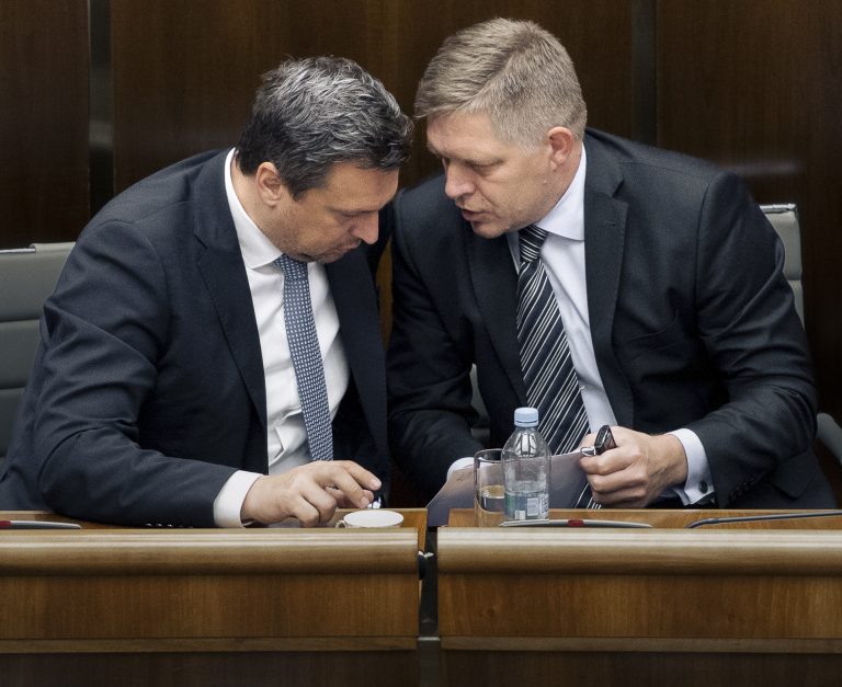 Andrej Danko a Robert Fico. Foto: Marko Erd / TASR