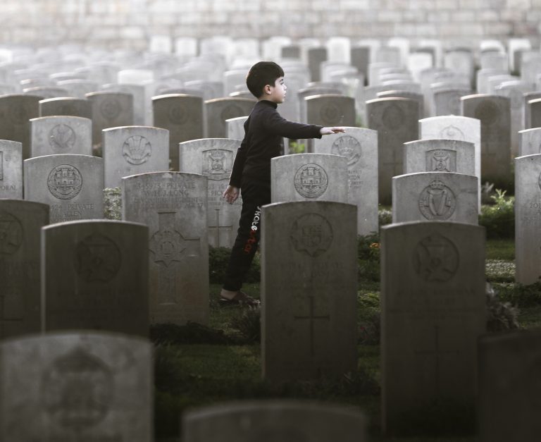 Arabský chlapec kráča po Vojenskom cintoríne v Gaze. Foto: Majdi Fathi/NurPhoto via Getty Images