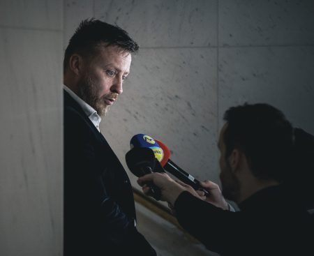 Kotlár opätovne žiada stiahnuť vakcíny. O utajovanom materiáli na vláde nediskutovali