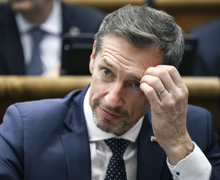 Návrh Smeru na voľby zo zahraničia je protiústavný, tvrdí KDH