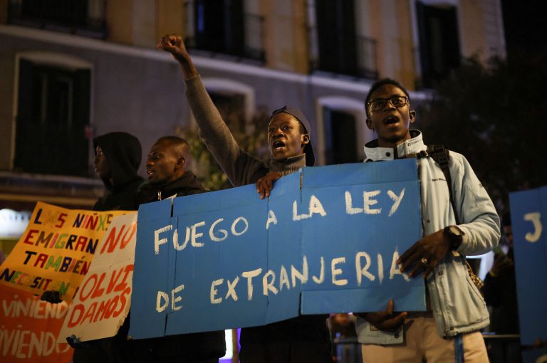 Španielsko plánuje legalizovať pobyt pre státisíce migrantov