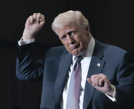 Trump nezaháľa. Svetu zaviedol nové clá a armáda sa pripravuje na Irán, ak nariadi útok