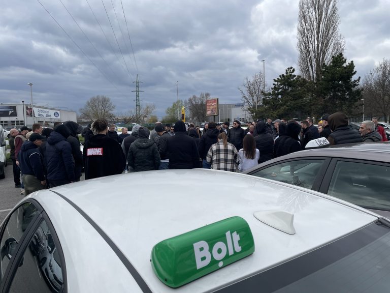 Vodiči spoločnosti Bolt a Uber počas protestu v Bratislave. Foto: Miroslava Pavlíková/Štandard 
