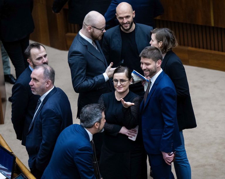 Parlament bude od pondelka rokovať aj o voľbe zo zahraničia