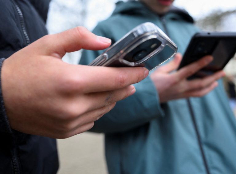 Pätina mladých v Austrálii používa sociálne siete napriek zákazu