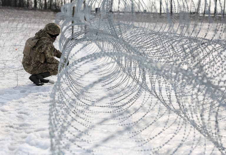Ukrajinský vojak osadzuje ostnatý drôt neďaleko Kupianska 2. marca 2026. Foto: Radio Liberty/Serhii Nuzhnenko/Reuters