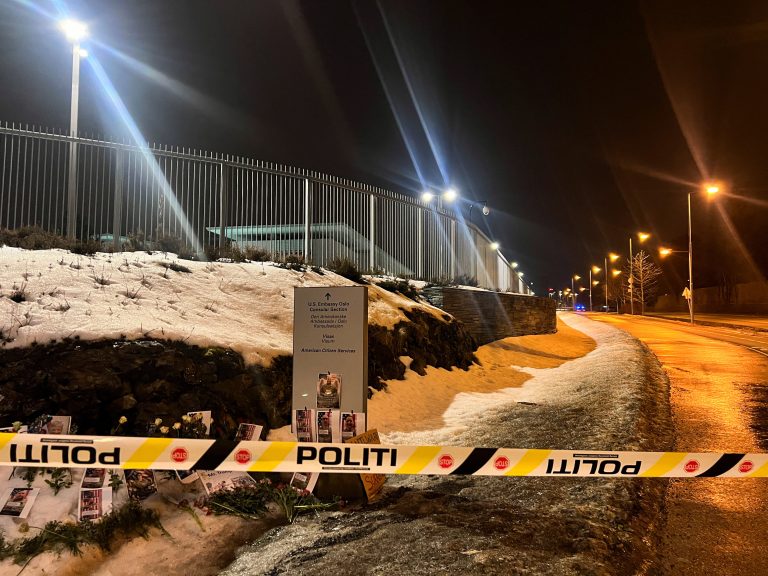 Výbuch zasiahol americké veľvyslanectvo v Osle a spôsobil menšie škody