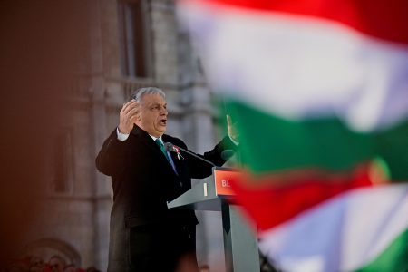 Do ulíc vyšli desaťtisíce Maďarov. Jedni stoja za Orbánom, ďalší za opozičnou Tiszou