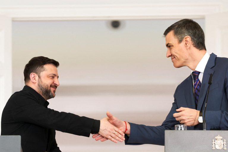 Sánchez uisťuje Zelenského o podpore, podpísali dohody